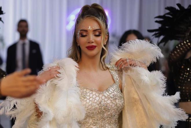 "AYRILDIK, NTHAR ETT"<BR>  Dalveren, evliliiyle ilgili arpc bir gerei de ilk kez canl yaynda dile getirdi. Boanma aamasndaki ei Fatih Erdem'in gemite intihar giriiminde bulunduunu syledi, "Evet, ayrldmzda byle bir ey yaand. Ama o olaydan sonra geri dnmedim. ki yl hi grmedik."