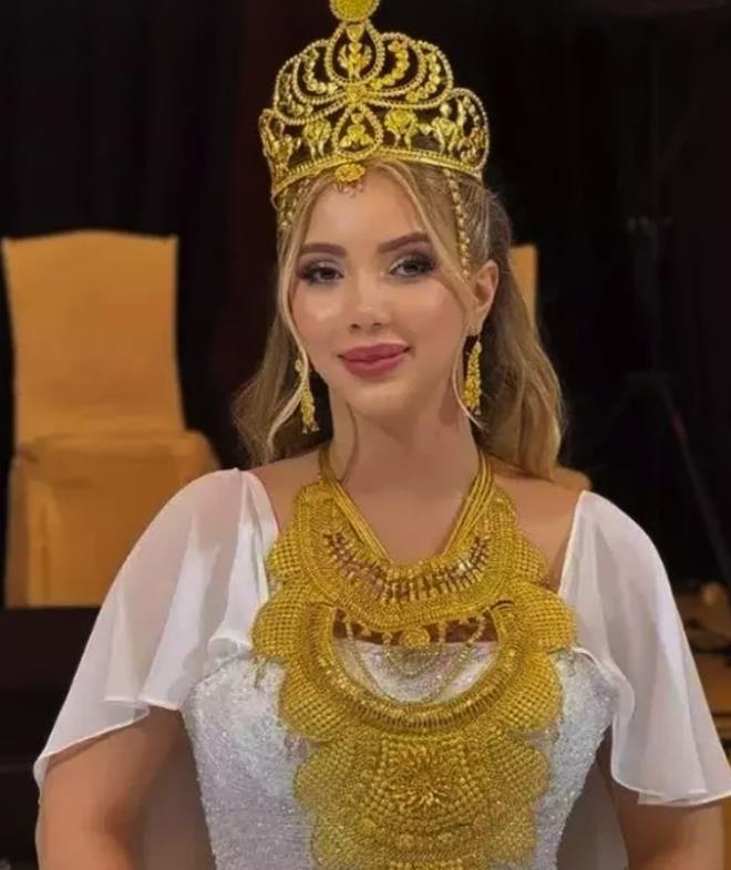 ALTINLARLA GNDEME GELEN DN<BR>  Dalveren'in dn, lks detaylaryla dikkat ekti. Tak treninde cam fanuslarla getirilen altnlar ve mcevherler grsel bir lene dnt. brahim Tatlses ve afak Sezer gibi nl isimlerin de katld dn, magazin dnyasnda uzun sre konuuldu.