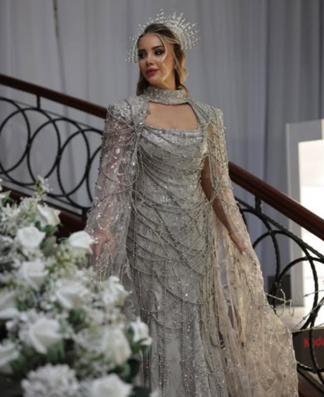 Ancak Dalveren, dnden ksa sre sonra sosyal medya hesabndan eiyle olan tm fotoraflar sildi, "Erdem" soyadn kaldrd ve u dikkat ekici szleri paylat: Gereklerin er ya da ge ortaya kmak gibi bir huyu vardr. Zaman var, acelesi yok. Evet, iyi deilim. Bir sre burada olmayacam. Yaadklarm ok ar. Bunun nazarla alakas yok, karakter meselesi.