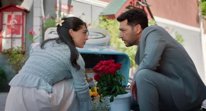 GLLER VE GNAHLAR DZS OYUNCULARI    Merakla beklenen Gller ve Gnahlar?da bir anda hayat altst olan drst ve sevgi dolu Serhat ile cesur ve dobra Zeynep?in kesien yollar, ikisini de geri dn olmayan bir yola srkleyecek.