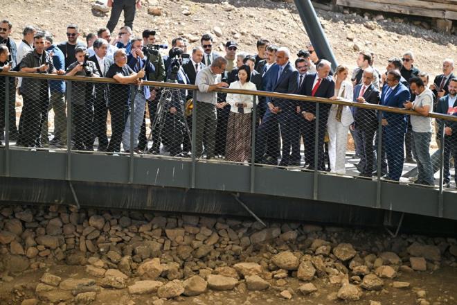 Ersoy yle konutu:    "B ile D yaplar arasndaki mekanda, bir oda duvarnn ierisinde, yatay vaziyette duvara monte edilmi ve adak olarak yerletirildii dnlen bir insan heykeli bulundu.