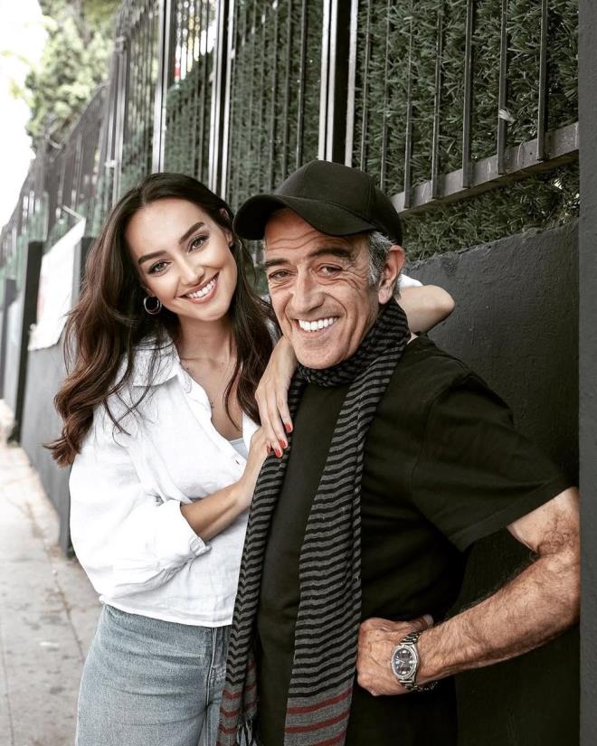 Babasnn vefat sonras zor gnler geiren ve ksa bir sre nce sahnelere dnen Trk Akbayram, birka gn nce Ayvalk'ta sevenleriyle bulutu.