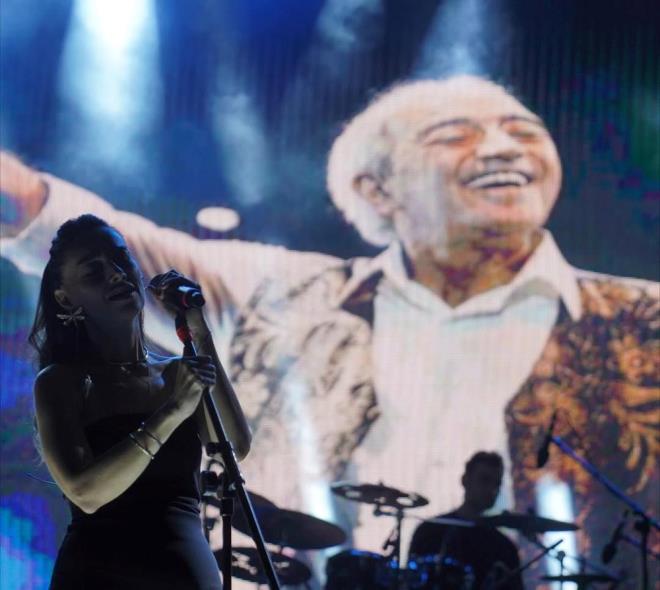 "SEN OK ZLYORUM"    Akbayram' sahnede anan Trk Akbayram ardndan "Seni ok zlyorum, seni ok seviyorum" diye bir paylam daha yapt.