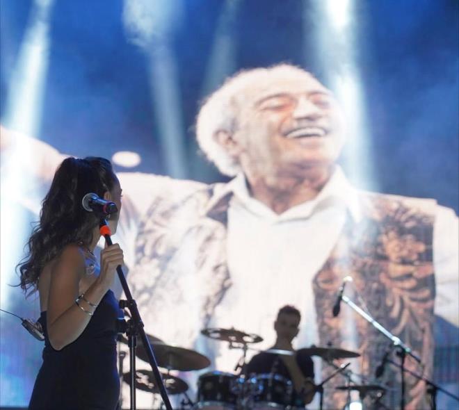 "HER AN SENNLEYM"    Akbayram'n kendisi gibi arkc kz Trk Akbayram, "Her daim, her an kollarnn altnda nla benimlesin, seninleyim" ifadelerini kulland.