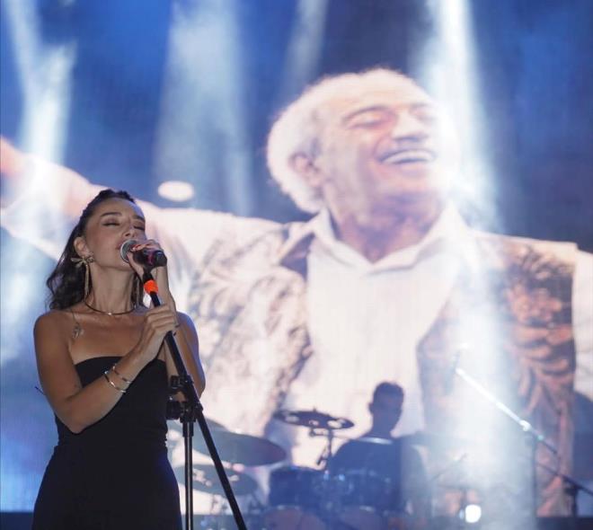 BABA ZLEM DNMYOR    Konserden kareleri sosyal medya hesabndan paylaan Trk Akbayram, kaybettii babasn da and.