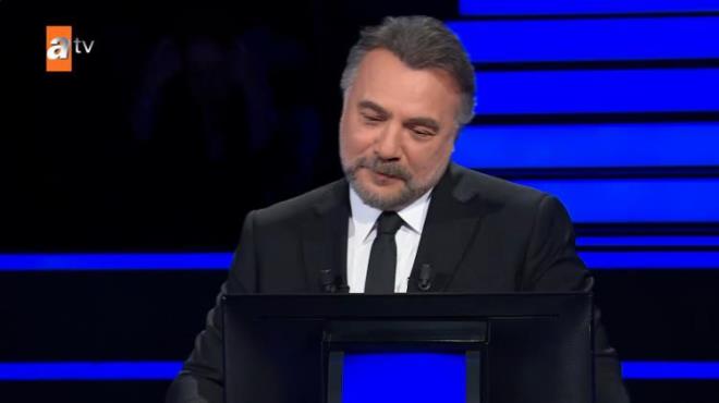 "OCUKLAR BZE HESAP SORACAK"    nl sunucu, szlerine u ekilde devam etti:    ?Mmkn olduu kadar resmi sonularla bu soru hazrlanlmaya allm ama cevap 28?den daha fazla. Normalde burada her sorunun doru olduunda cevab alklanr. Ama bugn bu doru cevap iin alk istemiyoruz. Yani yle dnn. Bu gece evimize gideceiz veya evimizdeyiz, uyuyoruz. Birazdan yatacaz, uyuyacaz ve o gn ierisinde Gazze?de yine 28 tane ocuk daha lm olacak. Ve hibir ey yapamyor olacaz. Ve ileride gerekten byyecek olan o ocuklar dnp, ?Neredeydiniz? Niye sesiniz kmad? Ne yaptnz? nsanlk duygularnz neredeydi? Siz neredeydiniz gznzn nnde bu gerekleirken?? diye hesap soracaklar."