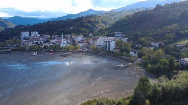 Devlet Su leri (DS) 7. Blge Mdrl'nden alnan bilgiye gre, Suat Uurlu Baraj onarm ii muhtevasnda bulunan dolusavak kapaklarnn kumlama ve boyamasnn yaplmas, dolusavak kapak kontrol nitelerinin makaralarnn ve contalarnn deiimi ilerinin yaplmas iin alma balatld. Yeilrmak Nehri?nde Suat Uurlu Baraj?nn yukarsnda bulunan Hasan Uurlu Baraj 15 Eyll?de dip seviyeye indirildi ve elektrik retimi durduruldu. Suat Uurlu Baraj'ndaki onarm almasnn ardndan Hasan Uurlu Baraj'nda yeniden su depolanmaya baland.