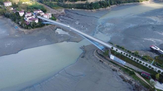 Yeilrmak Nehri zerinde bulunan Suat Uurlu Baraj'nn kapaklarnda 15 Eyll?de bakm almas balatld. Bakm ncesi Hasan Uurlu Baraj dip seviyeye indirildi, aasnda bulunan Suat Uurlu Baraj'nn da su seviyesi drld.