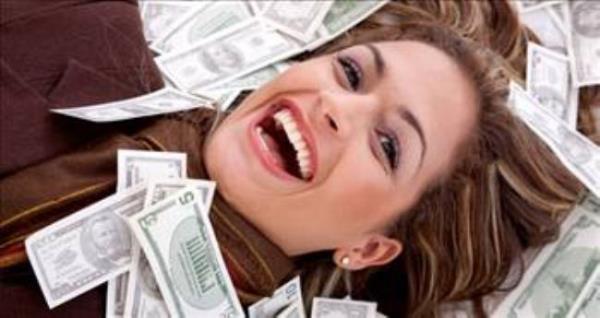 3) Lise y�llar�nda pop�ler olanlar, silik ��rencilere k�yasla  oran�nda daha �ok para kazan�yor.