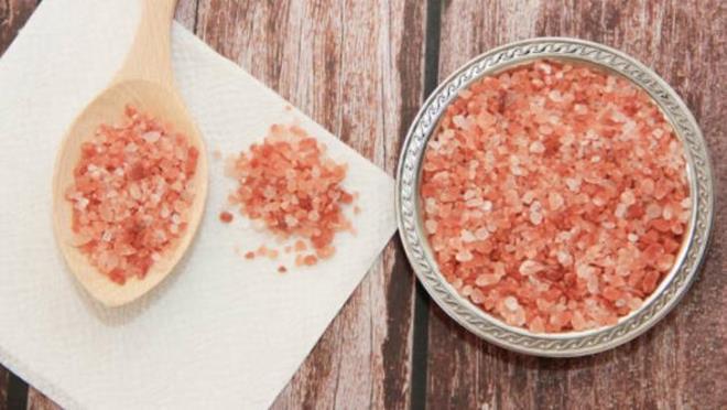 Zeytin yapmnda mutlaka kaya tuzu kullanlmaldr. Sofra tuzu zeytinlerin yumuamasna neden olabilir. Tuz miktar konusunda dikkat edilmesi gereken nokta udur, tuz az konulursa zeytinler eriyebilir, fazla tuz eklenirse de yumuayabilir. Bu iki ihtimal de zeytinlerin lezzetinin bozulmasna ve vcudun tuz yknn artmasna neden olur.