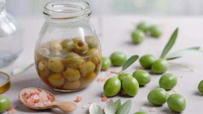 Zeytinleri kavanoza yerletirirken tuz oranna dikkat etmelisiniz (genellikle 100 g tuza 1 litre su). stee bal olarak defne yapra, sarmsak, biber veya kekik ekleyerek de zeytininizdeki aromay artrabilirsiniz.