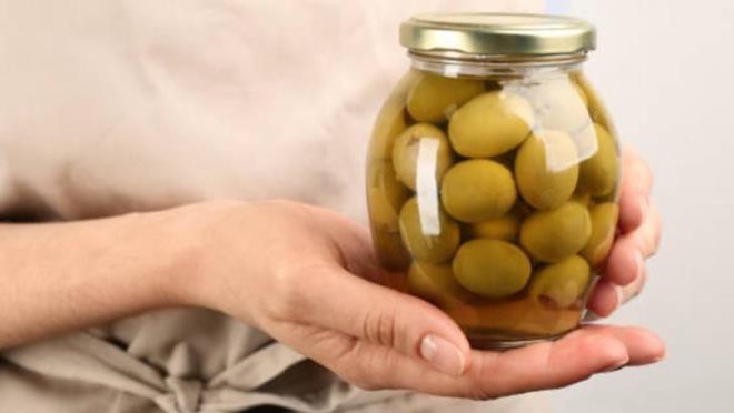 BEKLEME SRES VE SAKLAMA<p>    Yeil zeytinlerin lezzetinin oturmas iin en az 1 ila 2 ay bekletilmelidir. Serin ve karanlk bir yerde saklamak, zeytinlerin uzun sre taze kalmasn salayan nemli faktrlerden biridir.