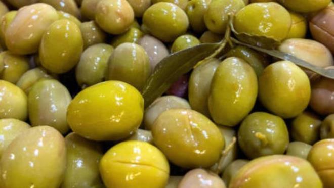 Zeytinlerin acl, doru yntemle suyun deitirilmesiyle giderilebilen bir sorundur. Genellikle zeytinleri birka gn souk suya koyup her gn suyunu deitirerek acsn almak mmkndr. Unutmayn bu noktada pf, sabrl olmakta!