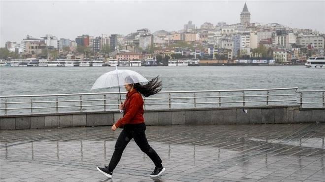 Kurak geen yaz mevsiminin ardndan Trkiye'de haziran, temmuz, austosta scaklklar ortalamann zerinde gerekleti.    Trkiye'de scaklk ortalamalarnda haziranda 1,2, temmuzda 1,9, austosta 1,4 derece art yaandn belirten stanbul Teknik niversitesi (T) klim Bilimi ve Meteoroloji Mhendislii Blm Dr. retim yesi Deniz Demirhan, bu aylarda yalarda da azalma yaandn kaydetti.    Dr. Demirhan, Marmara Blgesi'nde scaklklarda en yksek artlar gzlendiini vurgulayarak, "Yine Marmara'da yalarda ok byk bir azalma oldu. Haziran aynda da scaklk artlar ok yksek oldu belli blgelerde. rnein, Florya'da ok ani scaklk art gzlendi. Marmara Blgesi, austos aynda da yine benzer ekildeydi." dedi.    Yaz dneminde Trkiye ve Marmara Blgesi'nin yksek basncn etkisi altnda kaldn anlatan Demirhan, bu durumun scaklklar artrdn ifade etti.