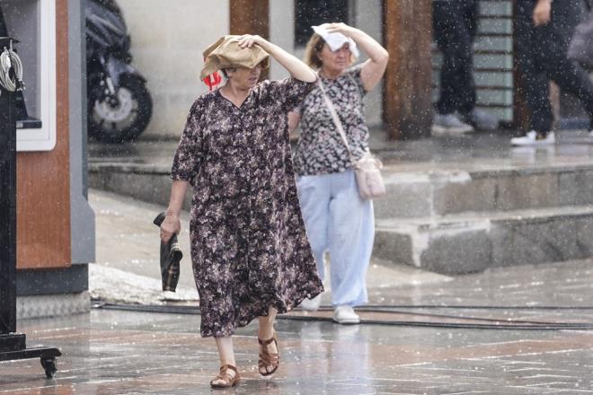 Perembe gn itibaryla Marmara Blgesi'nde ya grlme ihtimaline deinen Demirhan, "Yalar 4 Ekim?e kadar devam edebilir. Bununla scaklklarn dmesini bekliyoruz. Bunun iin Meteoroloji Genel Mdrl'nn gnlk takip edilmesi gerekiyor. " ifadesini kulland.