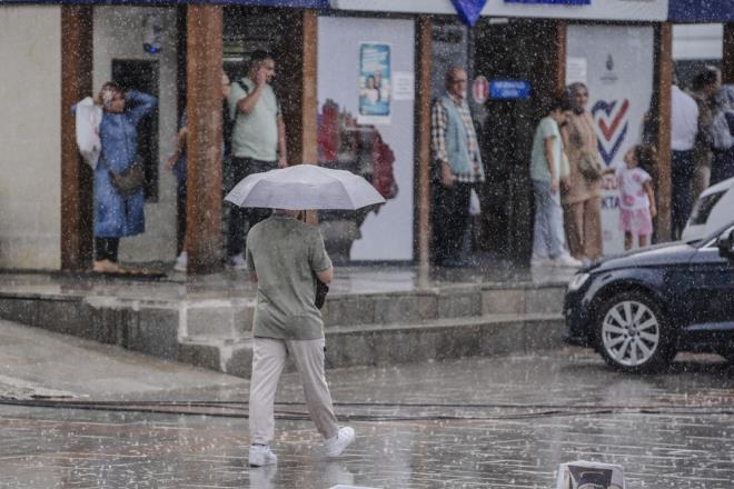 "MARMARA'DA SICAKLIKLAR DECEK"    Marmara Blgesi'nde geen yl kar yann beklenen seviyelerde olmadn belirten Demirhan, bu yl da kar yalarnn ortalamann altnda, scaklklarn da mevsim normallerinin zerinde olmasnn beklendiini vurgulad.    Dr. Demirhan, nmzdeki haftalarda Marmara Blgesi'nde scaklklarda d yaanmasnn beklendiinin altn izerek, "Marmara'da u anda scaklklarn 24-25 dereceler civarnda olduunu dnrsek neredeyse 10 derecelik d olma ihtimali var." dedi.