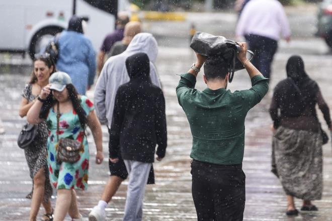 KURAKLIK CDD BR EKLDE HSSEDLD    Dr. Demirhan, bu yl Marmara Blgesi'nin kuraklk altnda kaldn, zellikle Trakya blgesinde kurakln youn olarak hissedildiini kaydetti.    Kurakln farkl aamalar olduuna dikkati eken Demirhan, "Kurakln belli fazlar var. Meteorolojik kuraklk, arkasndan hidrolojik kuraklk, sonrasnda tarmsal, arkasndan sosyoekonomik kuraklk gelir." dedi.    Dr. Demirhan, yalarn olmamas durumunda hidrolojik, tarmsal ve sosyoekonomik kurakln ortaya kabileceini belirterek, "lkemiz kurak bir srece doru girebilir 2030 yllarna kadar. u anda ok kurak bir sreteyiz." diye konutu.