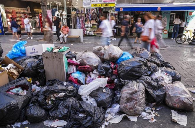 YOL TEK ERDE DT"    ay oca ileten Tunay Balak ise uzun sredir plerin toplanmadn, plerde farelerin gezdiini anlatarak unlar kaydetti:    "Biz bu pisliin iinde yaamaya mecbur deiliz. Buradan gn ierisinde binlerce ara geiyor. Yol pten tek eride dt. len saatinde burada bir araba beklerken teki ara geemiyor. Hatta motosiklet, insanlar dahi yryemiyor. pler ulam da engelliyor. Gerekten yaamakta glk ekiyoruz, pisliin iinde yayoruz. Sinekten geilmiyor. Makinelerin iine mazot doldurup pskrterek bcek ile sineklerin gelmemesi iin ilalyoruz."