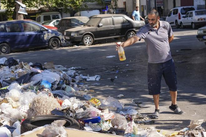 Ayrca plerin yola tamamas iin atklarn biriktii alann etrafna erit ekildi.    Oto boya ve kaporta esnaf Veysi Levent, iki aydr p sorunu yaadklarn belirtti. Levent, "Kendi abalarmzla ilalamaya alyoruz. Mazot alyoruz ve ilalamaya alyoruz. Mazotu sinekleri karmak iin kullanyoruz. Sabah dkkanmz ayoruz, ple karlayoruz. Akama kadar sineklerle bouuyoruz. Buralarn toplanmas ve plerin temizlenmesini istiyoruz." dedi.