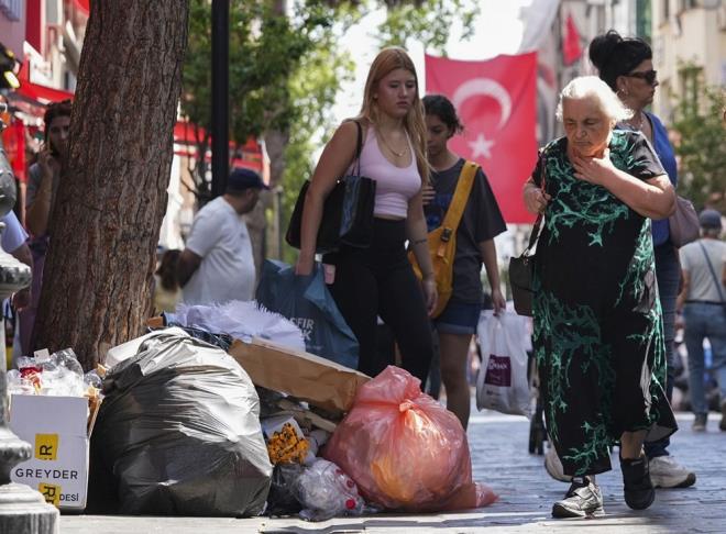 Karyaka ilesinin en ilek noktalarndan Kemal Paa Caddesi esnaf ve blgedeki vatandalar da plerin toplanmamasna tepki gsterdi.    Esnaf Erdin Diner de sorunun zmn talep ederek "pler hastalk da getirecek." dedi.