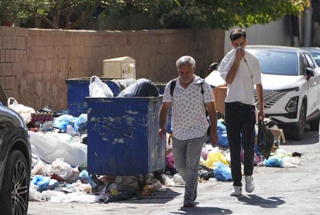Buca ilesi Seyhan Mahallesi'ndeki esnaf, p ynlarnn zerine mazot dkerek haereleri uzaklatrmak iin nlem almaya alt.