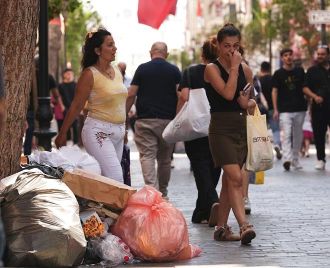 Buca, Karyaka ve ili ilelerinde plerin toplanmamas sorunu sryor.