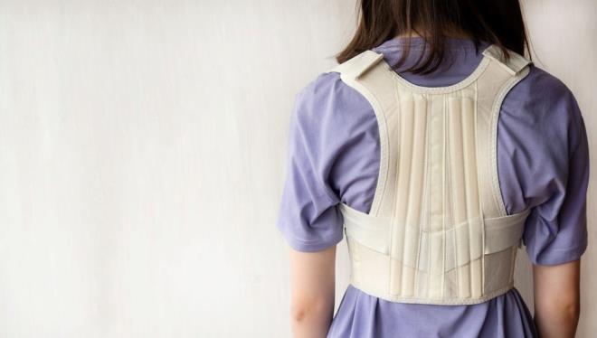 Akdeniz niversitesi'nden (A) Prof. Dr. Nehir Samanc Karaman, internet zerinden satlan dik duru korseleri ve aparatlarn bilinsiz kullanmnn uzun vadede kas zayfl ve dengesizliklere yol aabileceini syledi.