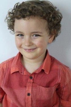 G�zleri ve k�v�rc�k sa�lar� ile herkesin g�zdesi haline gelen Aybars, 18 May�s 2008 do�umlu. Hen�z 5 ya��nda olmas�na ra�men bir�ok reklam ajans�n�n radar�na girdi�i konu�uluyor.