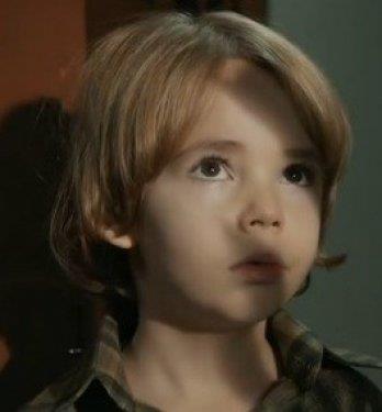 �lk olarak Anneler ve K�zlar� adl� dizide oynayarak oyunculuk kariyerine ad�m atan Ataberk Mutlu, 8 ya��n� bitiriyor.