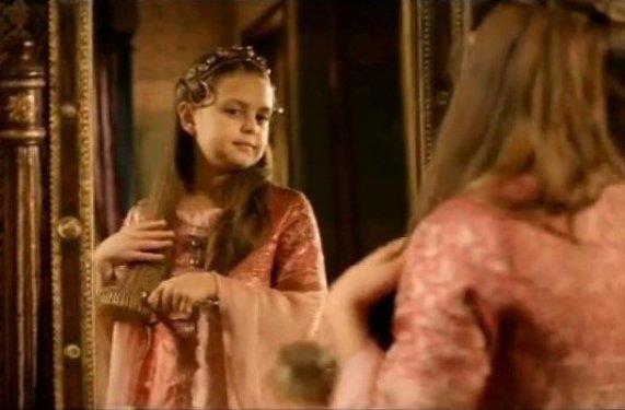 Muhte�em Y�zy�l dizisinde Mihrimah Sultan'�n k���kl���n� oynayarak t�m izleyenlerin g�nl�nde taht kuran Melis Mutlu�, Mihrimah Sultan b�y�d�kten sonra ise solu�u Aram�zda Kals�n dizisinde ald�.