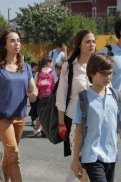 Sahip oldu�u telekinetik g��lerin fark�na var�lmas� sonras�nda dizinin temelinin oturdu�u karakter haline gelen Metehan Sezer, sakarl��� ve yapmaya �al��t��� her �eyin felaketle sonu�lanmas�yla herkesi g�ld�r�yor.