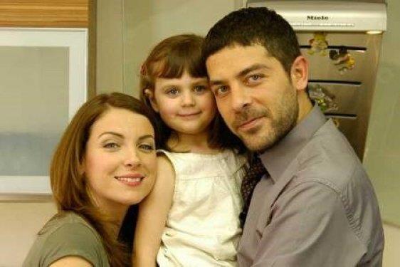 'Aram�zda Kals�n' dizisinin bir di�er k���k y�ld�z� ise Melis Mutlu�. Daha �nce Kanal D'de yay�nlanan Yol Arkada��m dizisindeki rol� ile b�y�k be�eni toplayan Mutlu�, 2003 do�umlu.