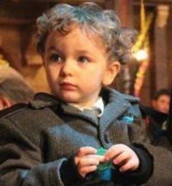 Ayn� dizinin bir di�er k���k y�ld�z� ise Melis Mutlu�. Daha �nce Kanal D'de yay�nlanan Yol Arkada��m dizisindeki rol� ile b�y�k be�eni toplayan Mutlu�, 2003 do�umlu.