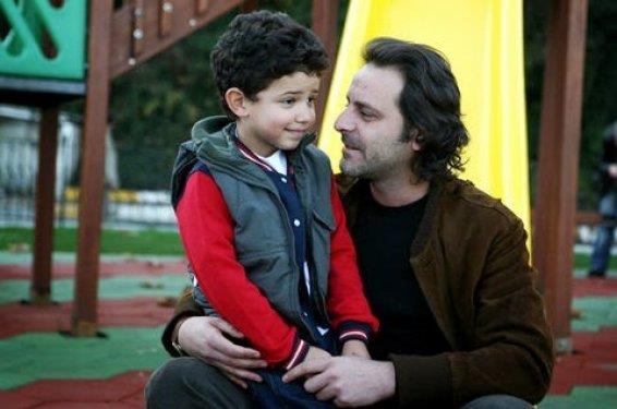 Bu dizideki anne ve babas�n� kaybetmi� en k���k karde� rol�ndeki ba�ar�s�yla herkesin sempatisini kazanan �ayhan, sonras�nda 2010 y�l�nda Berg�zar Korel'in ba�rol�n� oynad��� Bitmeyen �ark� dizisinde Toprak karakterini canland�rd�.