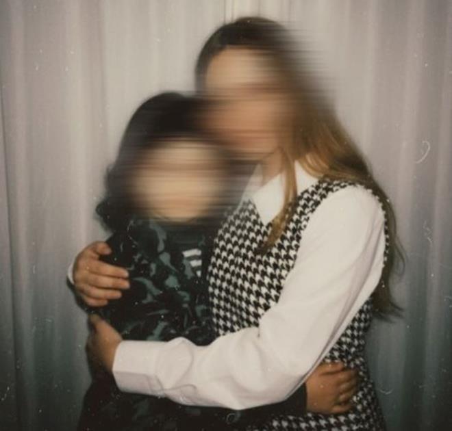 GEMN LE OCUKLUK FOTORAF BRLETRME NASIL YAPILIR?    Google Gemini uygulamasn indir    Akll telefonunuza Google Gemini uygulamasn ykleyin veya bilgisayardan Google AI Studio  adresine girin.    Nano Banana zelliini an    Uygulamada ya da web arayznde ?Nano Banana? blmn bulun. Bu ksm, fotoraf dntrme ve birletirme zelliini salyor.    Fotoraflar ykleyin    u iki resmi ekleyin:    Gncel (imdiki) fotorafnz    ocukluk fotorafnz