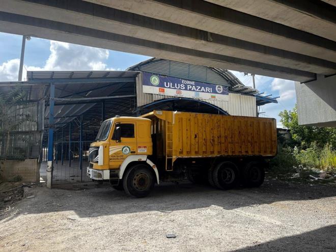 "ESNAFLA KARI KARIYA GELME DURUMUMUZ SZ KONUSU OLAMAZ"    lerleyen gnlerde de ecrimisil yoluyla kiracl devam eden yerlerle ilgili de ihale srecini balattklarn ifade eden Gencan, unlar syledi:    "Bu ihale srelerinde de hem gncel kira deerlerine ulam olacak buralar hem bu Edirne Belediyesi iin Edirne Belediyesi?nin hizmet retebilmesi iin de iyi bir gelir kayna.    Dolaysyla biz halkn olan halka hizmet sunmak adna, doru yntemler, hukuka uygun yntemlerle iletebilmek iin mcadele etmeye devam ediyoruz. Burada az sonra biz bununla ilgili de hem kendi sosyal medya hesabmzda hem de sizlere basn blteni olarak da paylaacaz bunu.    Esnafla kar karya gelme gibi bir durumumuz asla sz konusu olamaz. Biz her zaman esnafmzn yanndayz."