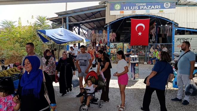 Greve geldikleri gnden itibaren pazar esnafyla bir sre ynettiklerini belirten Filiz Gencan, "Biz esnafla bu konuda grmeler gerekletirdik. Onlar ynetmelie ve hukuka uygun bir ekilde burann iletilmesi noktasnda istiareler yaptk. Ancak bugne kadar herhangi bir netice salayamadk." dedi.    Kamu yarar iin yeni bir uygulamaya gittiklerini anlatan Gencan, "Biz bu anlamda cuma pazarnn ynetimine bir tebligat yaptk. Bu cuma itibaryla cuma pazar almayacak. Buradan da bunu duyurmak istiyorum." ifadelerini kulland.  Gencan yle devam etti:    "Bir hukuki zemine bu konuyu onlarla beraber kavuturamadk. Dolaysyla biz de Edirne Belediyesi olarak nasl ki bugne kadar kronik, gemiten gelen birok sorunu zdmz, igal altndaki yerlerimizin tahliyesi gibi."