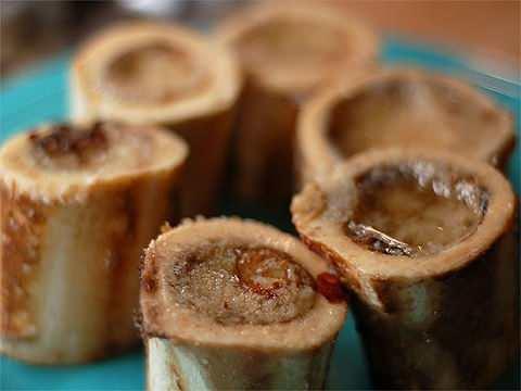 Dikkat edilmesi gerekenler:    Yksek ya ierii: Kolesterol ve doymu ya ierii yksek olabilir. Kalp-damar hastal riski olanlarn dikkatli tketmesi gerekir.    Kayna ok nemli: Kemik ilii, hayvann vcudundaki toksinlerin de biriktii yer olabilir. Bu nedenle organik ve salkl hayvanlardan elde edilen kemikler tercih edilmelidir.