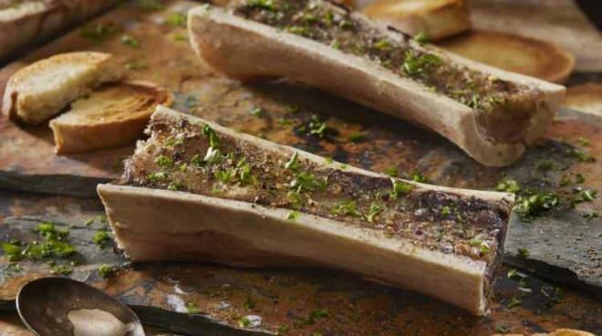 Son yllarda geleneksel beslenme alkanlklarna dnle birlikte, kemik ilii yeniden sofralarda yerini almaya balad. zellikle baklk sistemini glendirdii, cilt ve eklem salna katk salad ynndeki iddialar, bu besin maddesini gndeme tad. Peki, kemik ilii gerekten bu kadar faydal m? Uzmanlar, ieriindeki vitamin, mineral ve salkl ya asitlerinin vcut zerinde olumlu etkileri olabileceini sylyor. Ancak tketiminde dikkat edilmesi gereken noktalar da yok deil.