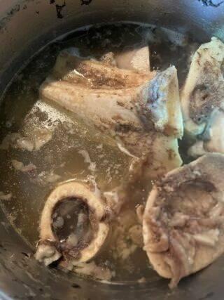 Kemik iliinin potansiyel faydalar:  <br>  Zengin besin ierii:  <br>  Kolajen, jelatin: Eklem, sa, cilt ve trnak sal iin destek olabilir.  <br>  Salkl yalar: zellikle omega-3 ve omega-6 ya asitleri ierebilir.  <br>  Vitamin ve mineraller: A, K2 vitamini, demir, inko, fosfor gibi mineraller barndrabilir.