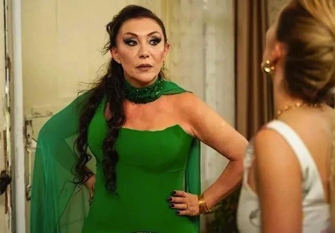 Asistan Deniz: ''Tek isteim magazinden, Gll Hanm? sevenlerden yalan yanl haberler yaplmasn. ntihar gibi haberler. ki tane aslan gibi evlat yetitirdi bu kadn. Trkiye?ye Gll bir daha gelmez ama ltfen yanl haber yaplmasn.? diyerek gzyalar iinde yayn bitirdi.