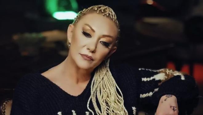 Arabeskin efsane sanats 51 yandaki Gll, dn gece Yalova narck'ta bulunan evinin balkonundan derek hayatn kaybetti. Gne bu sarsc haberle balayan sevenleri byk bir ok yaad ve akllara intihar dnceleri de geldi. Korkun olayn ardndan sebepleri byk bir merakla aratrlmaya balanrken, en net aklama en yaknndan geldi. Gll'nn asistan olayn nasl gerekletiini Gel Konualm programnda gzyalarna boularak anlatt. Bakn Gll balkondan nasl dm...