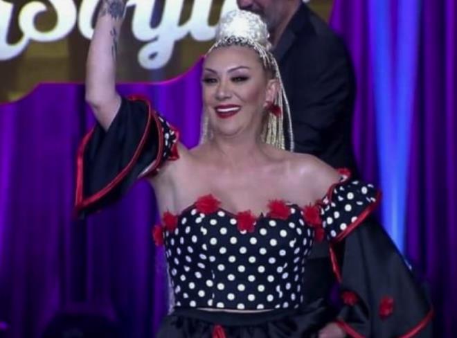 HAYATINI FLM YAPMAK STEMT  <p>  nl arkc ayrca hayatnn film olmasn istediini dile getirmi, barolde Serenay Sarkaya'y grmek istediini aklamt. Gll, "Duruu ve asaleti bambaka. Gizliden Instagram'dan yazrz bile" diyerek vasiyet niteliinde bir istekte bulunmutu.