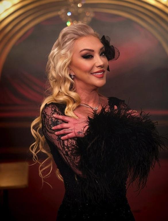 ROMAN HAVASI OYNARKEN DM  <p>  Gll'nn asistan gzyalar iinde: ''Evde misafiri var oynuyorlar. Kz var, kendi var. ok keyifli bir gece geiriyorlar. Film izliyorlar, sonra mzik dinlemeye balyorlar. Mzik dinlerken roman havalar alyorlar, oynuyorlar. Oynarken dengesini kaybediyor ve dyor. En keyifli annda oluyor. Kznn gzlerinin nnde...''