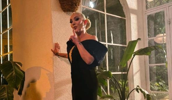 Vefatyla sanat camiasn yasa boan Gll'nn son grntleri ortaya kt. Evinin kapsna ifre ve kamera taktran Gll, o anlara ait grntlerde, "Artk kendimi ok gvende hissediyorum. Furkan kardeim bana ifreli kap yapt. ifre olmadan asla hi kimse giremez. Kamera, fotoraf kayd var. iddetle tavsiye ediyorum. Kt ve zor gnlerden geiyoruz. Btn herkese gerekli olan bir rn" ifadelerini kulland.