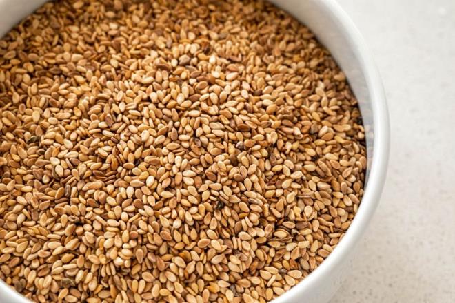 SUSAM TOHULARI    Susam tohumlar yzyllardr geleneksel beslenmenin bir paras olmutur, ancak modern bilim faydalarn dorulamaya devam etmektedir. Kalsiyum asndan zengin olan bu tohumlar kemik saln desteklerken, salkl yalar kalbi dengede tutar. Bu tohumlar ayrca hormon dengeleyici etkileriyle bilinen lignanlar ierir. Sebzelerin zerine veya chutney'lere kavrulmu susam sadece lezzet katmakla kalmaz, ayn zamanda uzun vadeli salk iin koruyucu bir besin katman da salar.