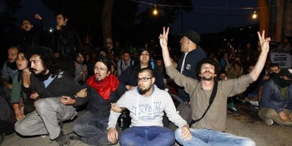 Slogan atarak direnen gstericilere biber gaz skan polis, eylemcilerin adrlarn alandan toplayarak uzaklatrd. Atlan biber gazlarndan evredeki vatandalar ve basn mensuplar da etkilendi.