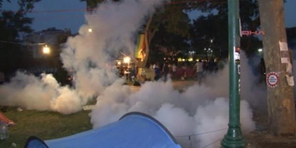 <P>Taksim Gezi Park'nda nbet tutan eylemcileri polis sabaha kar datt ve ardndan i makinalar almaya balad. Bir sre sonra, 2 gn nce olduu gibi milletvekili Srr Sreyya nder'in gelmesiyle makinalar durdu, polis ekildi ve park eylemcilere kald.</P>