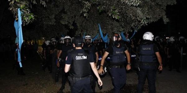 evik kuvvet ekipleri bu sabaha kar, TOMA aracyla Taksim Gezi Park'na girerek 3 gndr burada eylem yapan gstericilere mdahale etti.