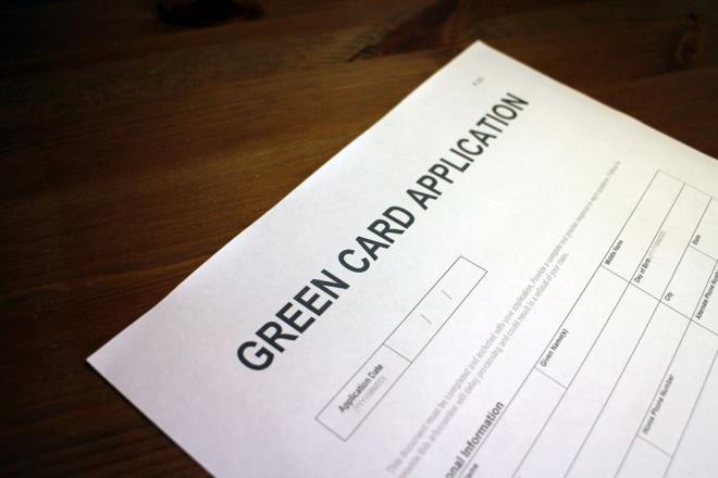 ADIM ADIM GREEN CARD BAVURUSU    1- dvprogram.state.gov adresinde karnza kan bavuru formunu doldurmak.    2- Formu doldururken Trke karakter kullanmamak gerekiyor.    3- Pasaport yerine kimlik yeterli olacak. Kimlik zerindeki bilgiler bu aamada kullanlacak.    4- kinci bir ismi olmayanlar "No Middle Name" seeneini tercih edebilir.    5- Tarih dizilimi Trkiye'deki gibi deildir ve "Ay / Gn / Yl" dizilimine dikkat edilerek doldurulmal.    6- Doum yeri kimlikte ne yazlysa o eklenmeli. Doum yeri bilinmeyenler iin "Birth City Unknown" seenei bulunuyor.    7- Fotoraf yklerken yine Trke karakter kullanmadan bilgisayara kaydedilmi olmas gerekiyor. Fotoraf yklerken ls 600*600 ve 100 KB'den de kk olmas gerekiyor.    8- Email adresinin doruluuna dikkat etmek gerekiyor.